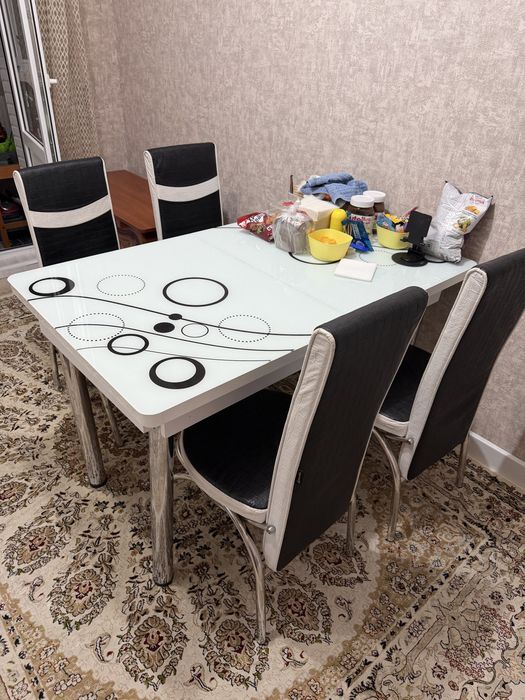 Продам б/у стол и стулья
