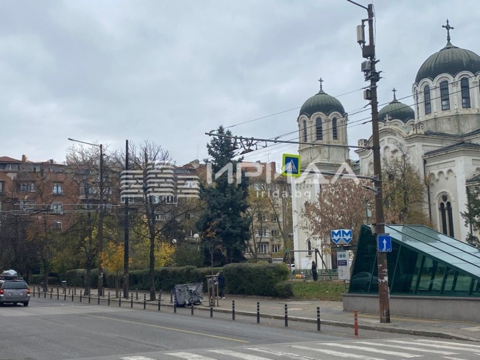 Тристаен апартамент в идеален център