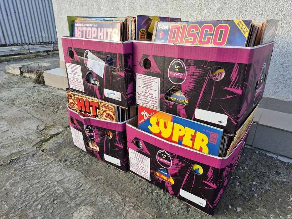 Vând Lot 300lp Discuri Vinil cu muzică usoara mixta straina 

Artiști: