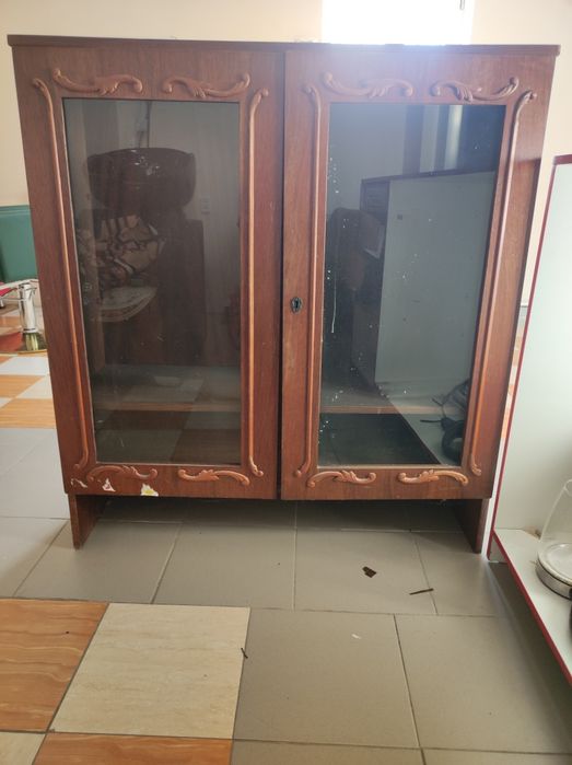Шкаф для дома типа серванта