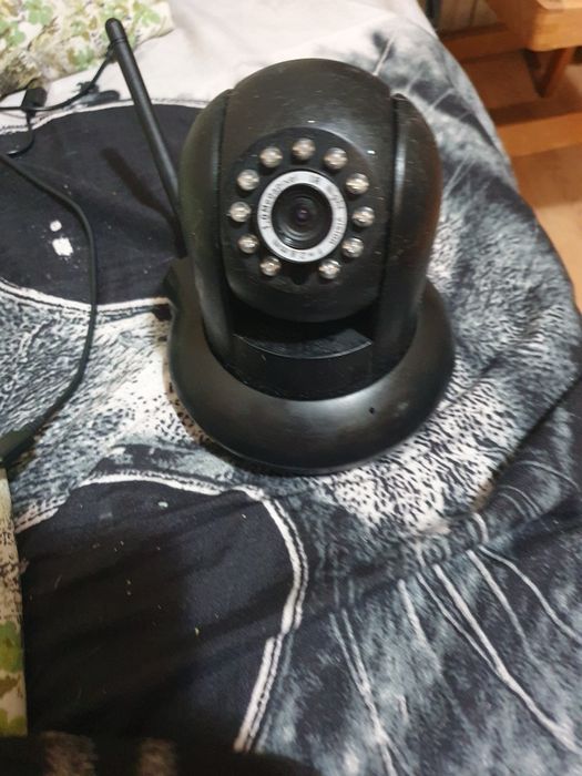 Продавам безжична IP камера Foscam модел FI9821P V2.