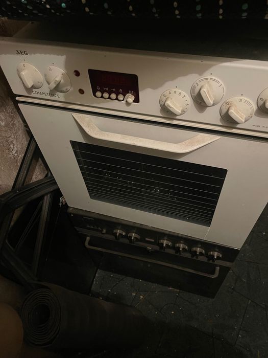 Cuptor și plită electrică marca Aeg și Siemens