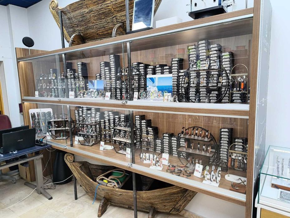 Mobilier comercial / rafturi magazin / receptie – Vitrine expunere premium cu geamuri glisante si sticla securizata, sertare si usi
