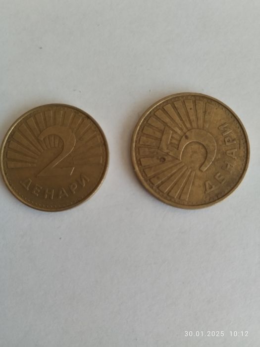 Продавам малък сет български и чужди монети и значки