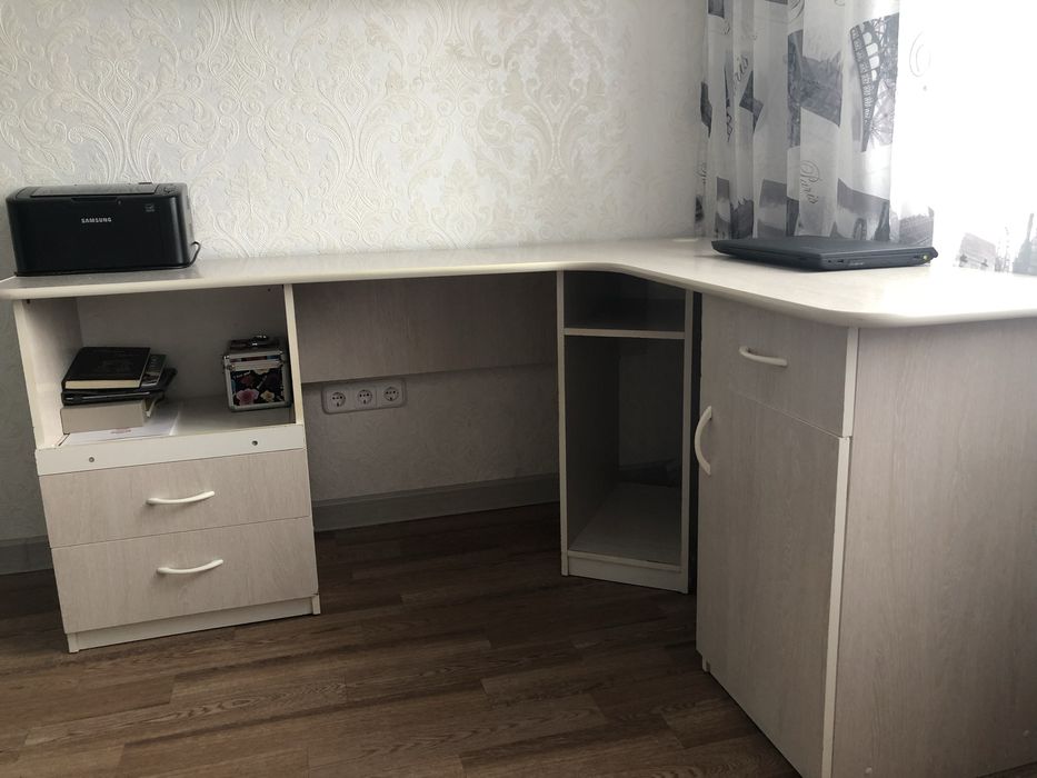 Продам стол угловой школьный