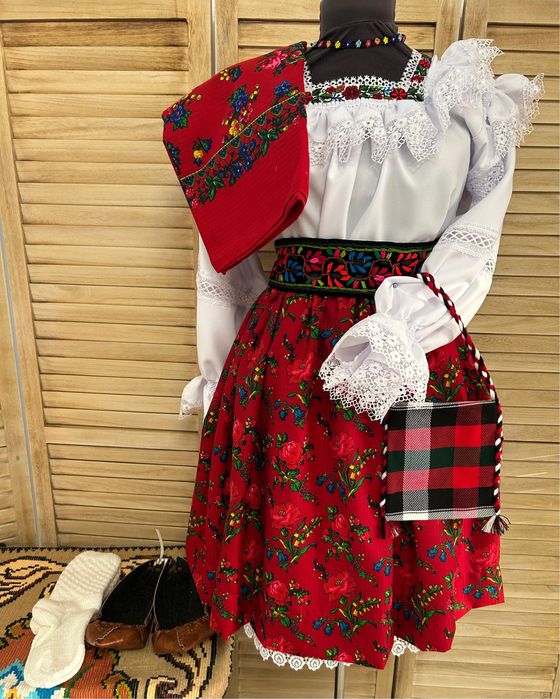 Costum popular/traditional pentru femei de Maramures complet, autentic