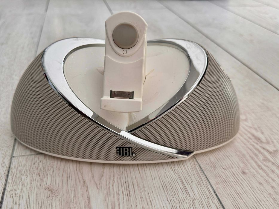 JBL On Beat boxa dock Apple 30-pin USB Audio
