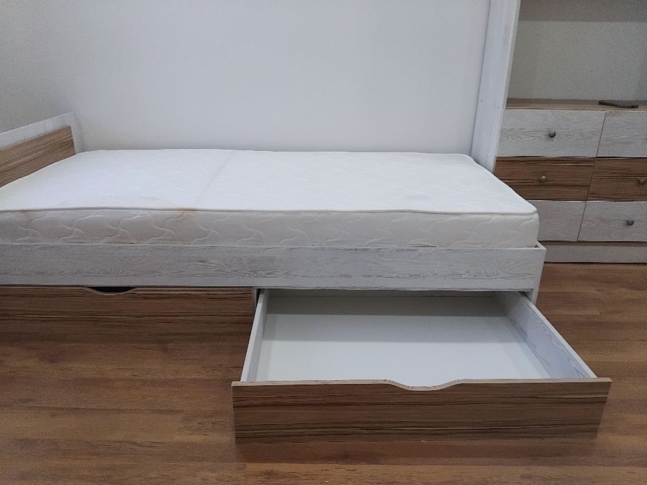 Детская кровать, столовый стол и ковры