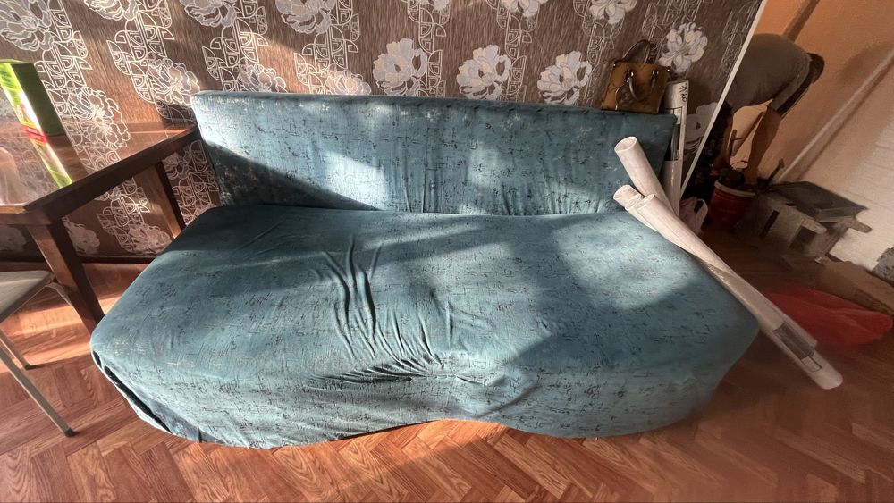 Кухонные шкафы и диван