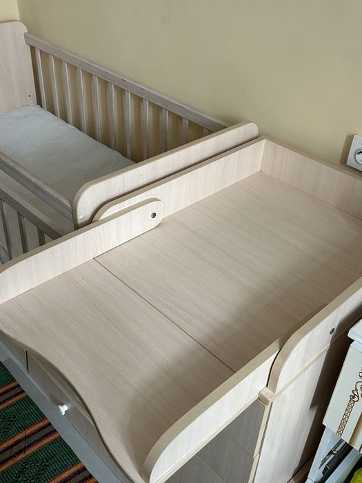 Детская кровать, с комодом