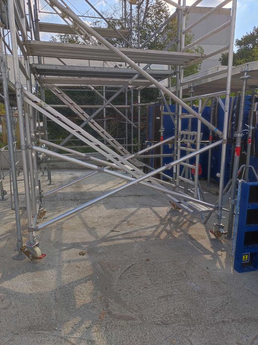 Мобилно алуминиево скеле 135/250 см до 7 м