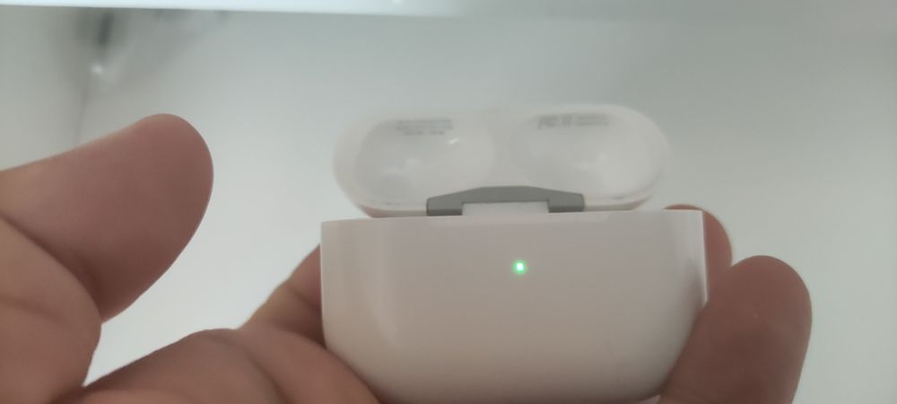 Продам оригинал кейс от  airpods pro