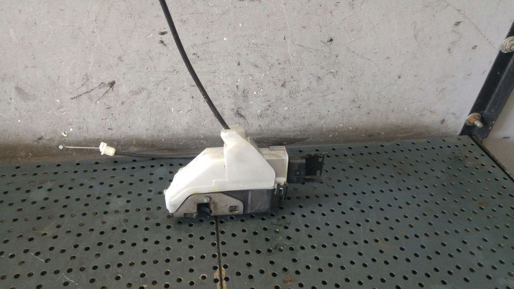 Broasca usa stanga spate peugeot 3008 0u