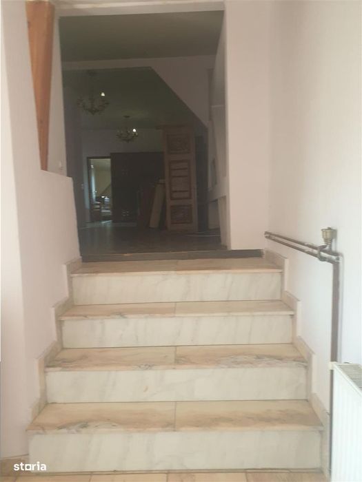 Casa cu etaj,teren 400 mp, pretabila : clinica, gradinita, birouri