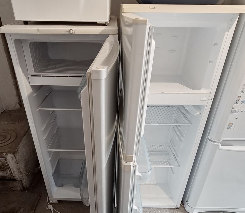 Продам холодильники 2 шт