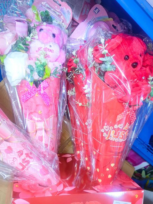 Плюшено мече с рози - подаръчен комплект