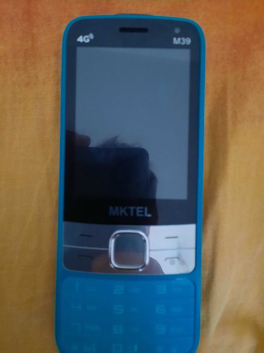 Tel. cu butoane și touchscreen, multe funcții bune,lanternă foarte bună spre exemplu!