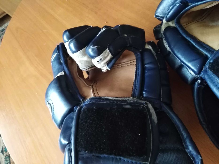 Хоккейные перчатки