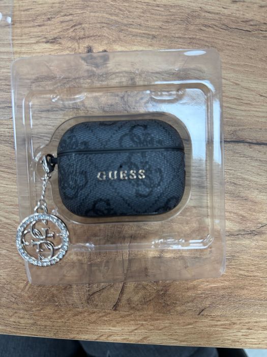 Калъф на Guess за слушалки AirPods Pro 2