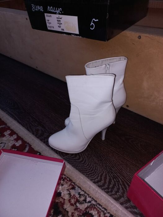 Продам сапожки белые