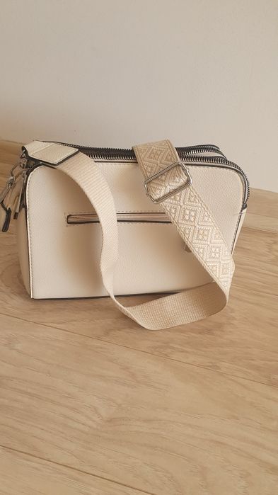 Дамска чанта с дълга дръжка