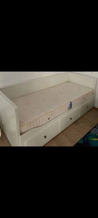 Vind mobilier compus din pat extensibila  si dulap haine  copii