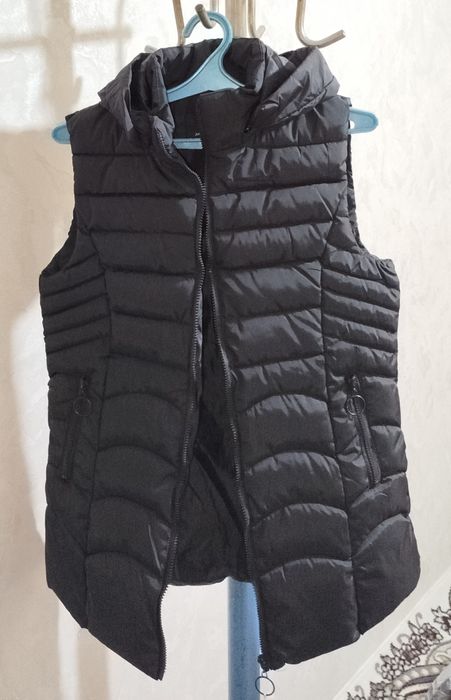 Женская жилетка продается