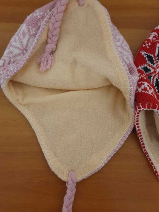 Set caciuli cu urechi,peste 8 ani,stare f buna