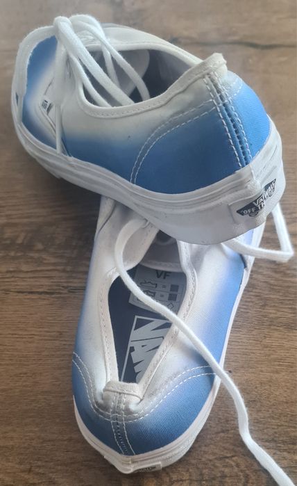 Tenisi Vans noi si nepurtati