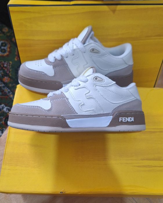 Продам кроссовки новые