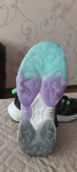 Кроссовки на девочку