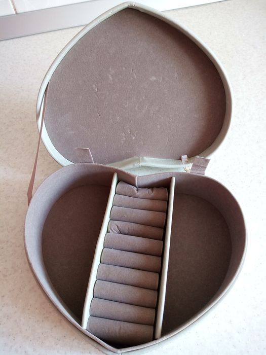 Lot cercei, cutie de bijuterii