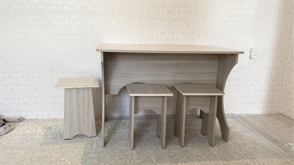 Продам кухонный стол с табуретками