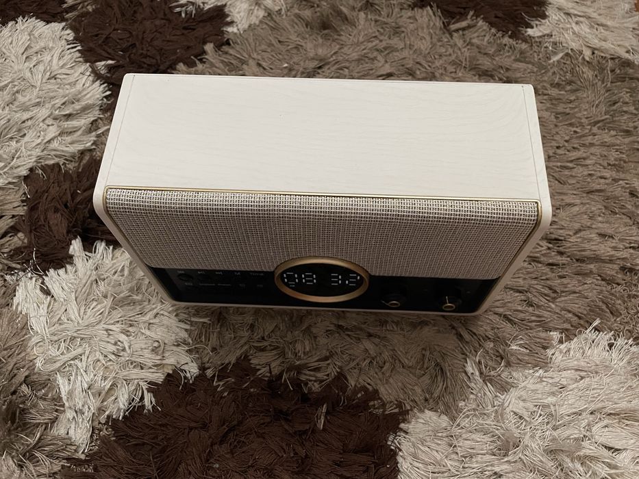 Aparat radio cu ceas