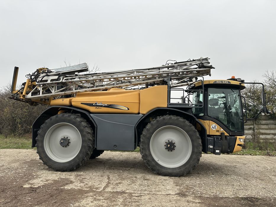 Sprayer Challenger Rogator 645, inaltime si ecartament ajustabile
