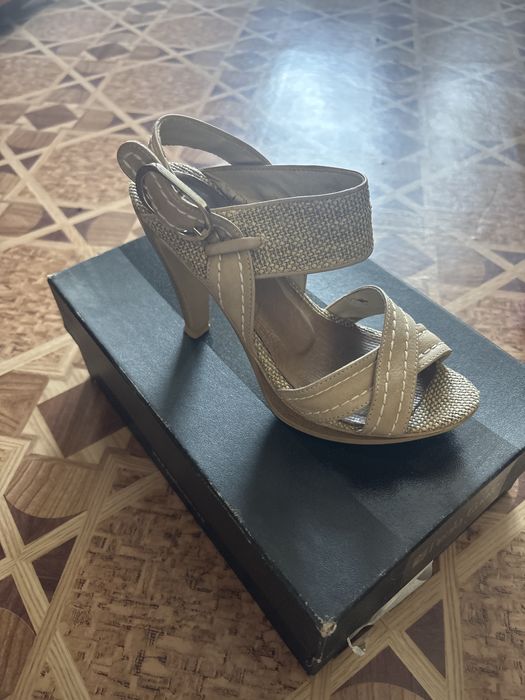 Отдам  бесплатно обувь 35 размера