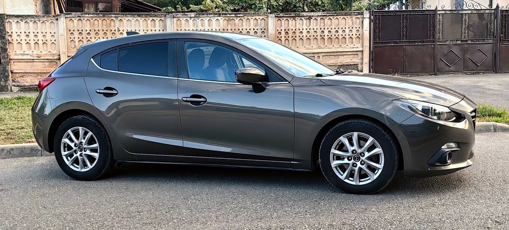 Mazda 3 * Benzina 2.0 * 120cp * Navi * Senzori