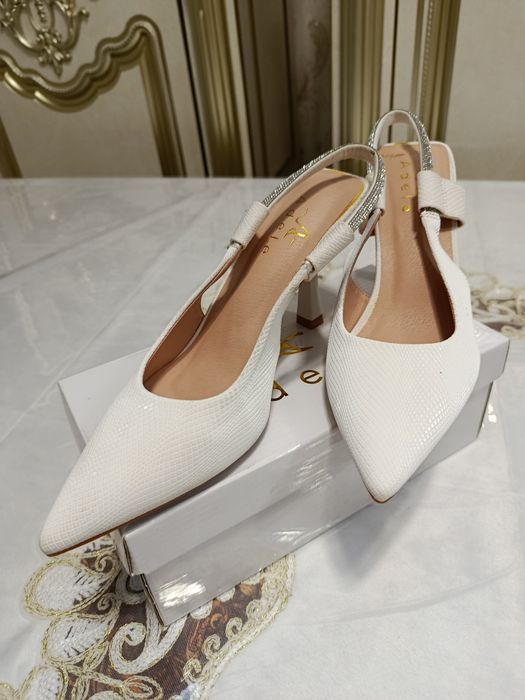 Аёллар туфлиси сотилади