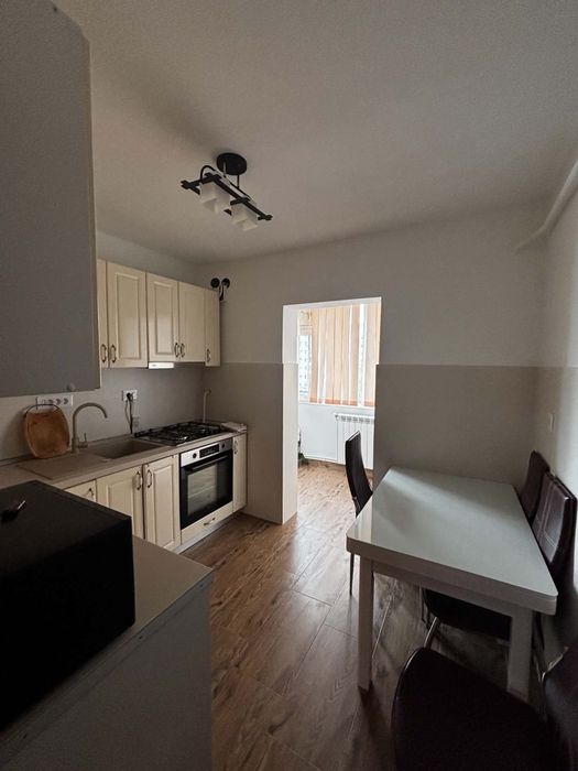inchirez apartament zona piata mare