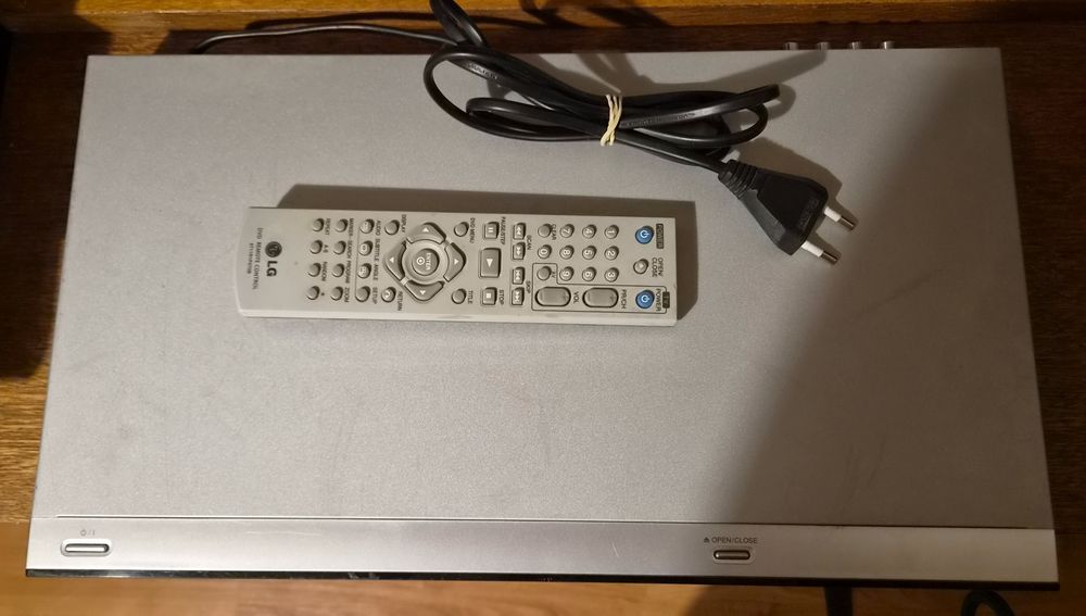 DVD Player LG DVX9900 cu telecomanda originala – stare buna
