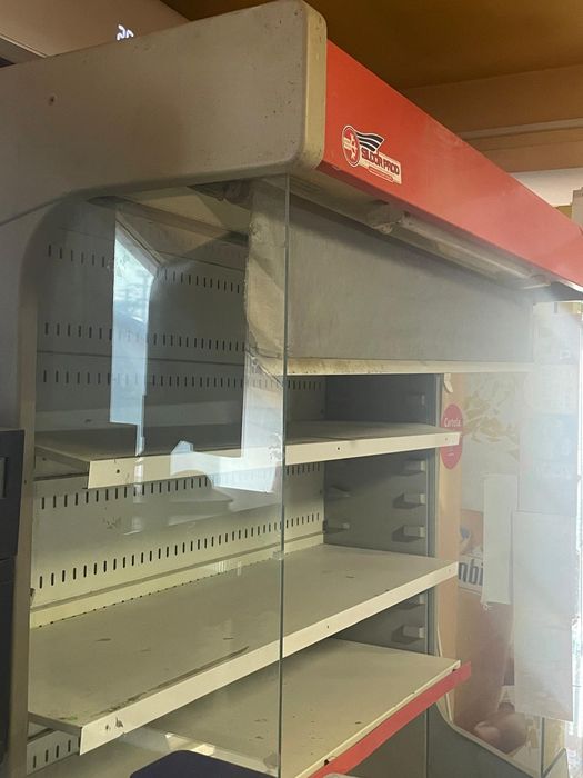 Vînd vitrina frigorifica Lactate,Sucuri,Mezeluri