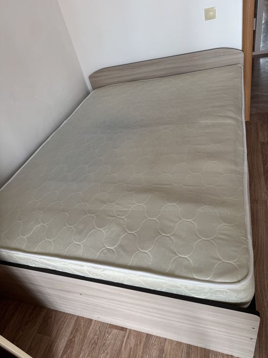 Кровать с матрасом