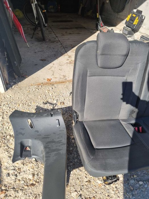 Трети ред седалкиза за дачия