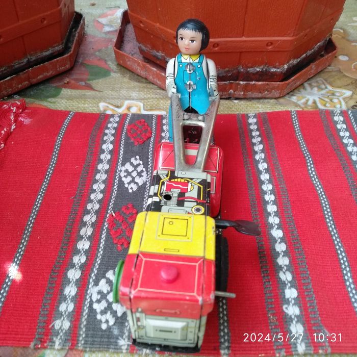 Jucarie chinezeasca din tabla ,perioada comunista Tractor MS 857