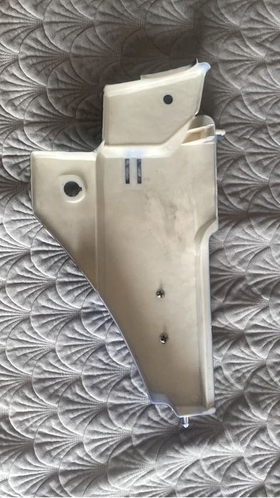 Продам правый боковой пластик