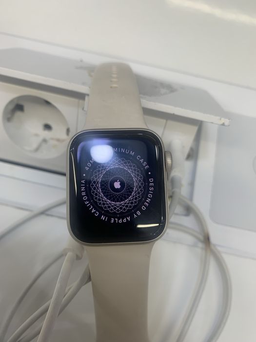 продам срочно Apple Watch SE2