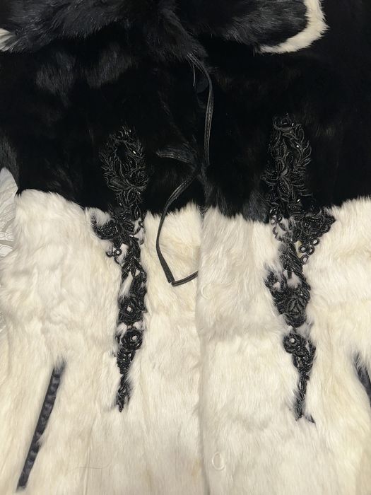 Черно и бяло палто от заешки косъм, изцяло естествено