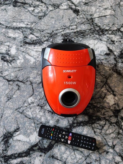 Продам компактный пылесос.