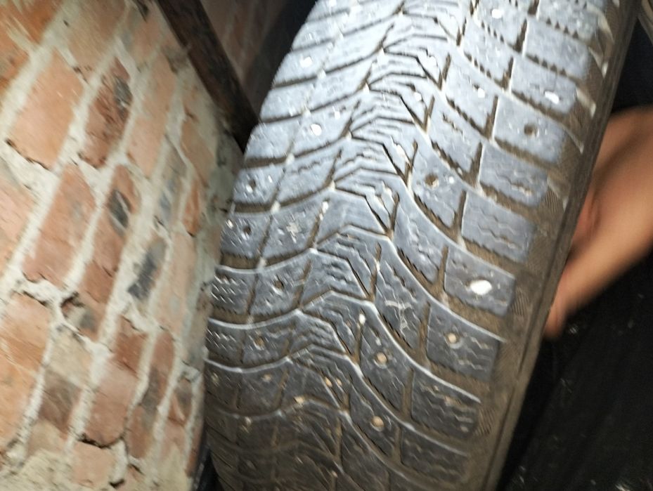 Продам зимние шины с шипами