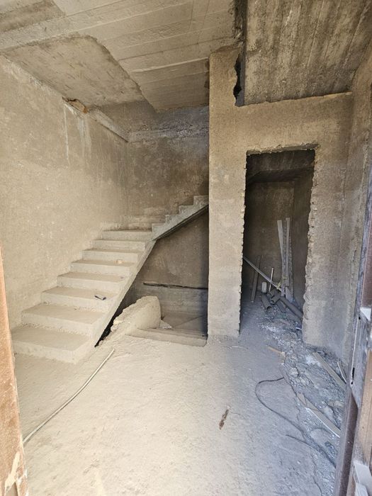 Срочно продаётся 3х Этажный  ТАНХАУС  соток 1.8